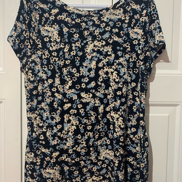 🍒2/$15🍒 Floral Flowy Top - Picture 3 of 3